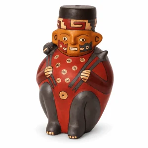 Figura Wari de cerámica con personaje sentado y composición escultórica.